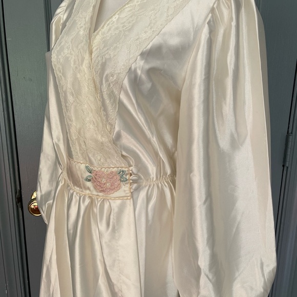 Val.Mode Vantage Lace Trim Embroidery detail ivory Long Robe. Size Medium - Picture 14 of 15